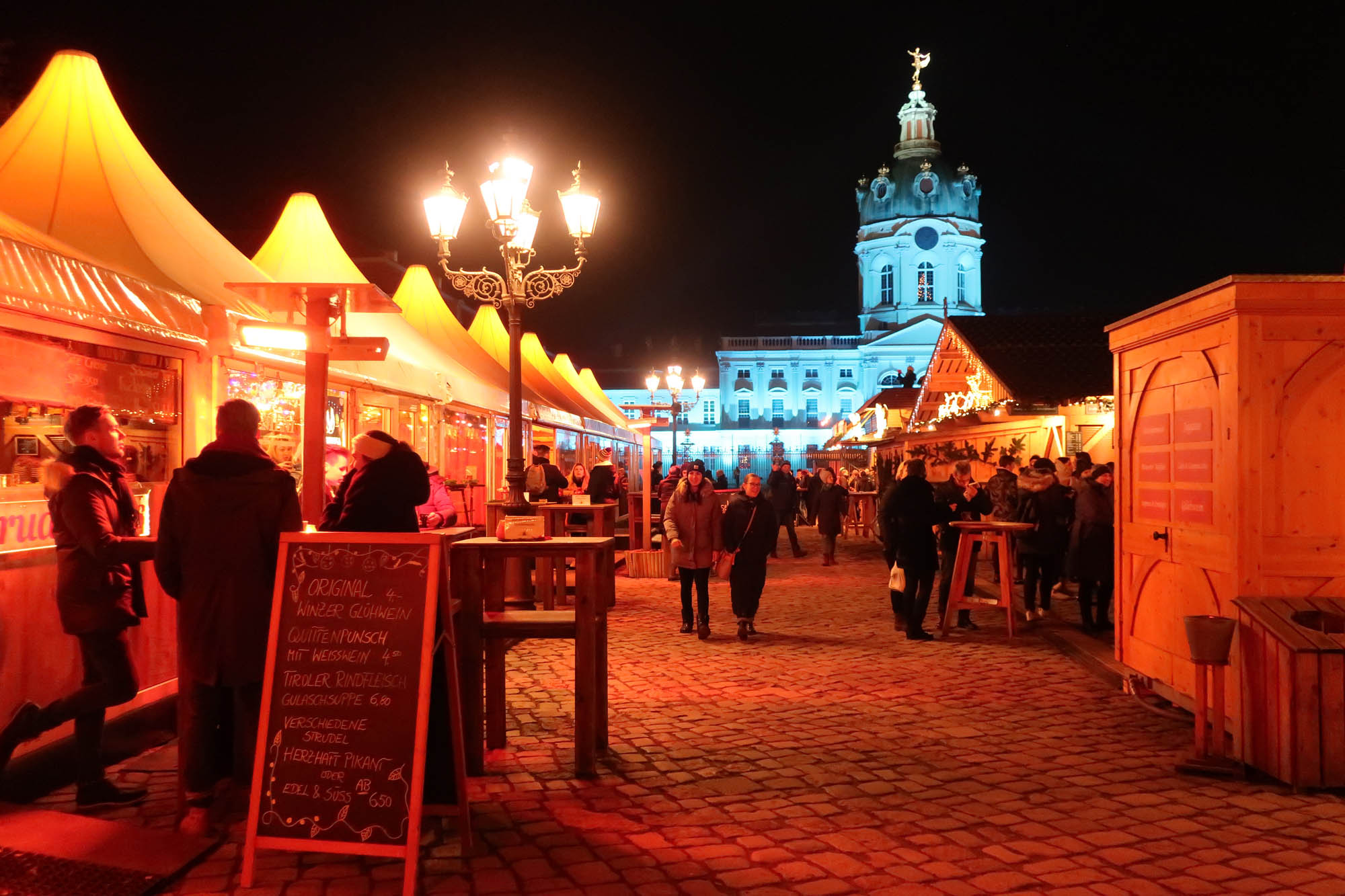 ベルリンのクリスマスマーケット 鮮やかなライトアップが印象的なシャルロッテンブルク宮殿のクリスマスマーケット ドイツ便り