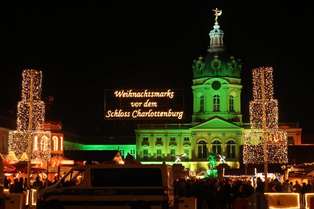 （ベルリンのクリスマスマーケット）2021年のシャルロッテンブルク宮殿前で開催されるクリスマスマーケットは中止へ